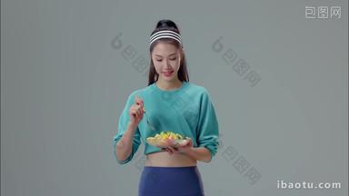 吃蔬菜沙拉的青年女人